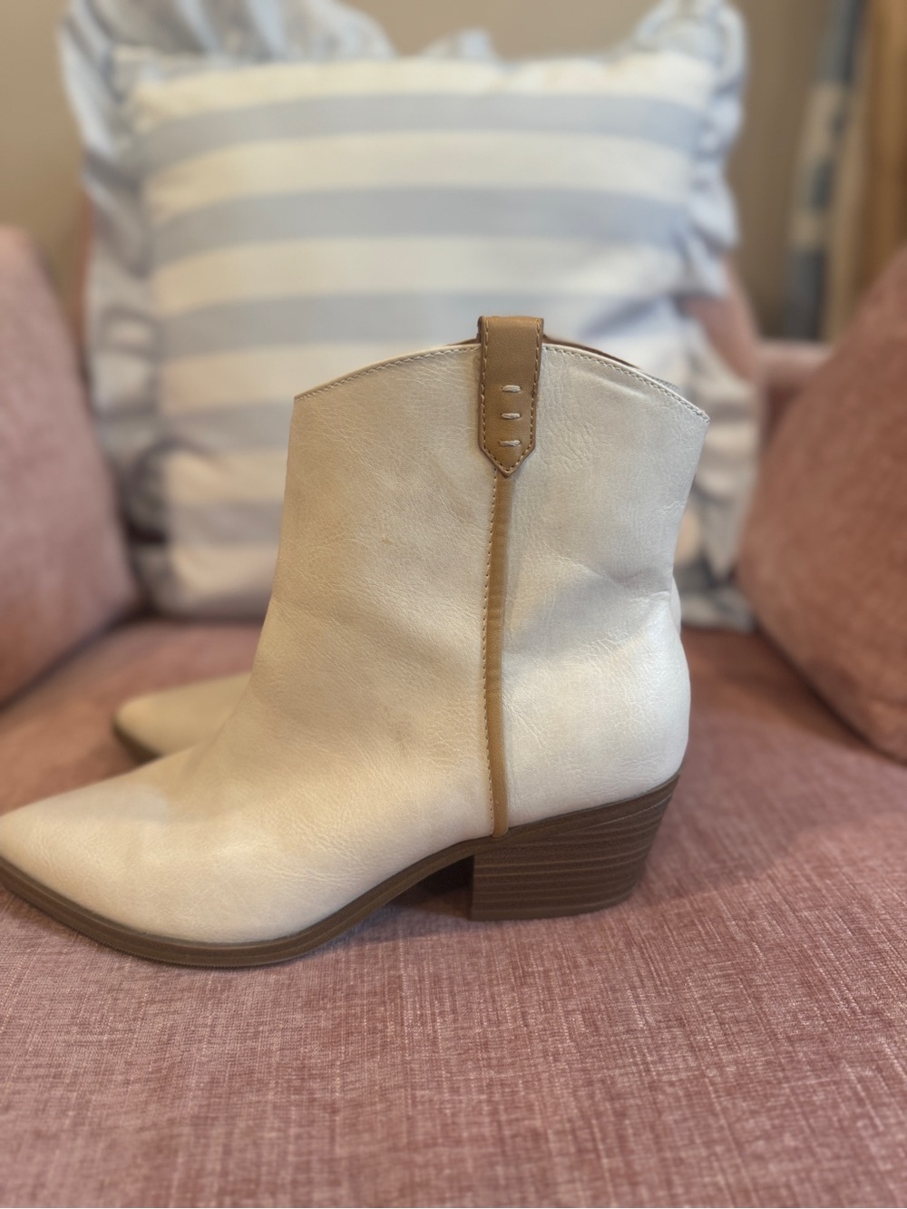 UNIVERSAL THREAD 🧵 Women's Cream Ankle Western Boots - Stylish Low Heel